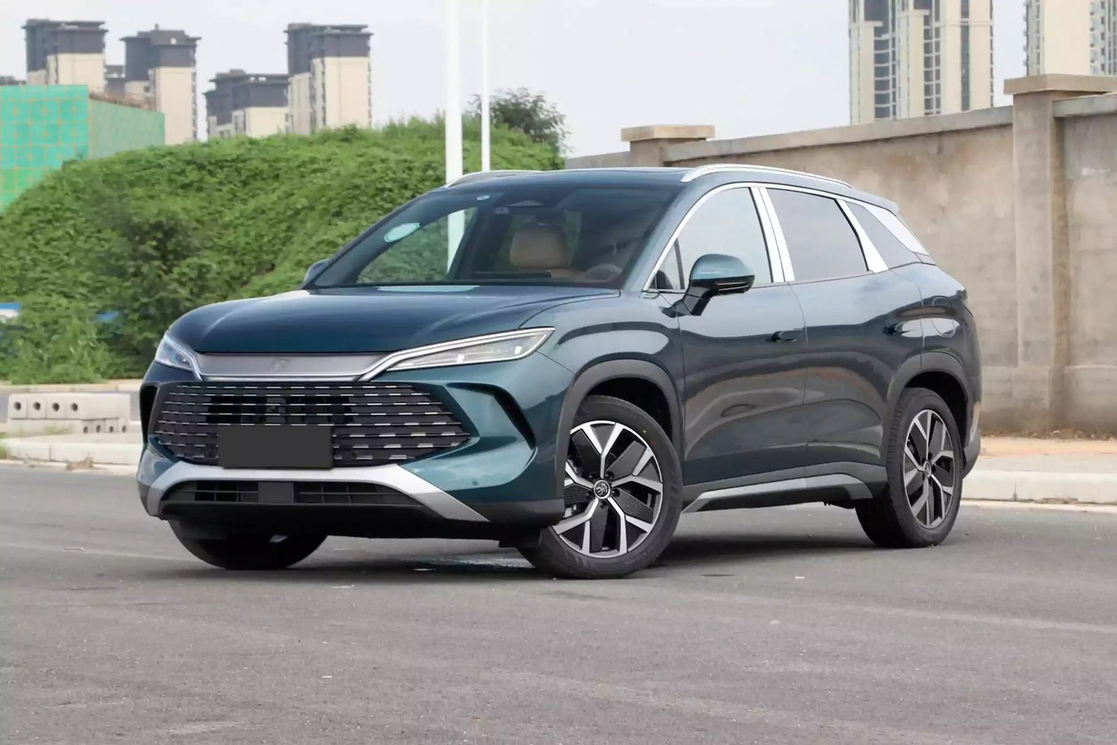 BYD Song L DM-i 2024 — главное фото модели, экстерьер, вид спереди 3/4, рынок internal_mvp