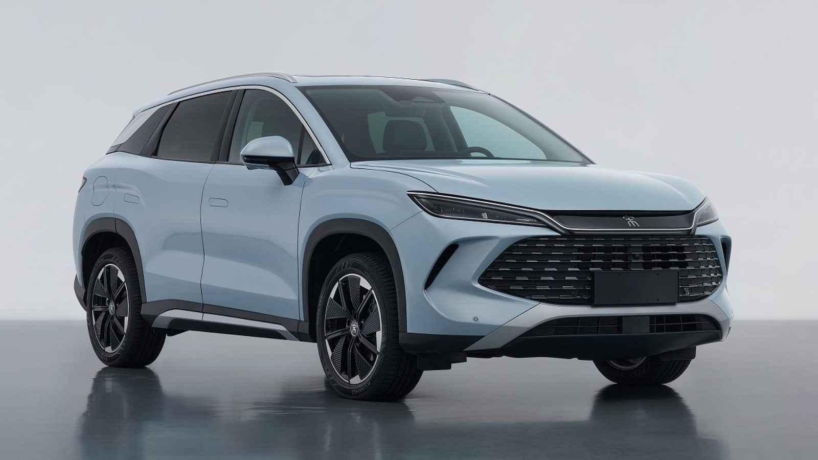 BYD Song L DM-i 2024 — экстерьер, вид спереди 3/4, рынок internal_mvp