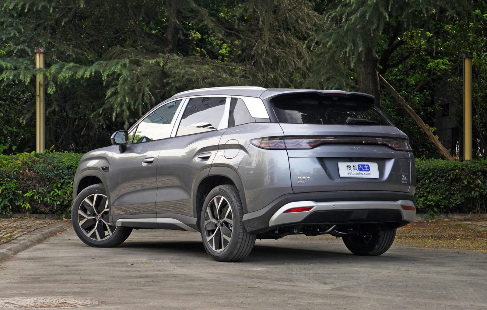 BYD Song L DM-i 2025 — экстерьер, вид сзади 3/4, рынок China / import visual reference