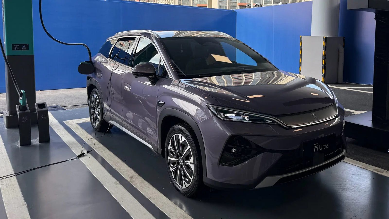 BYD Song Ultra EV 2026 — главное фото модели, экстерьер, вид спереди 3/4, рынок internal_mvp