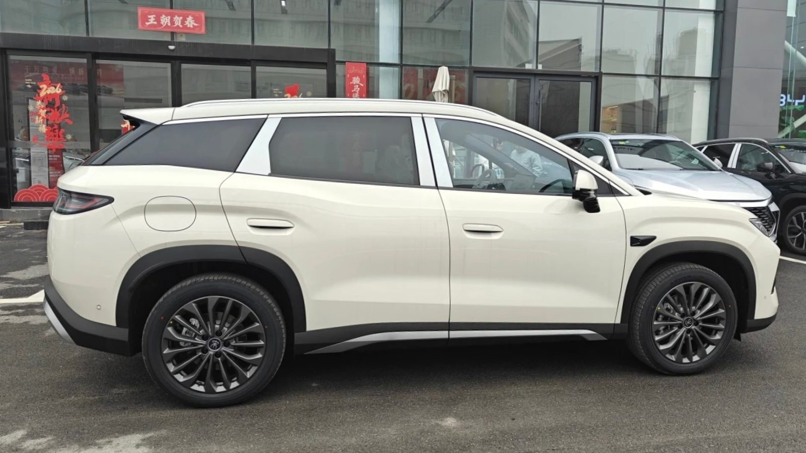 BYD Song Ultra EV 2026 — экстерьер, вид сбоку, рынок internal_mvp