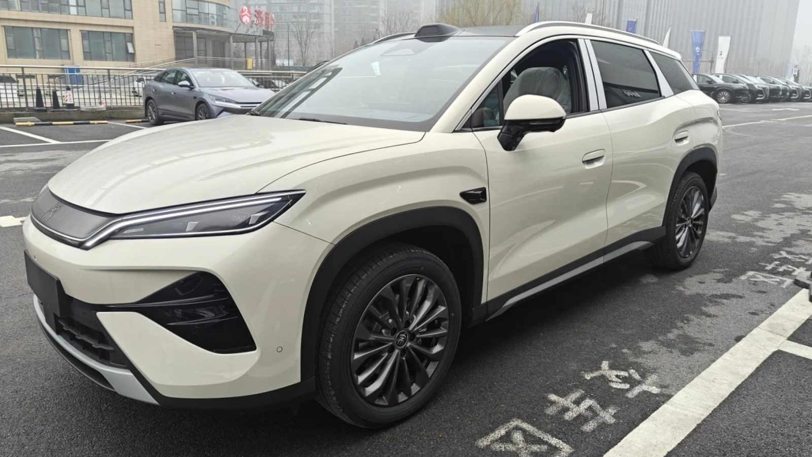 BYD Song Ultra EV 2026 — экстерьер, вид спереди 3/4, рынок internal_mvp