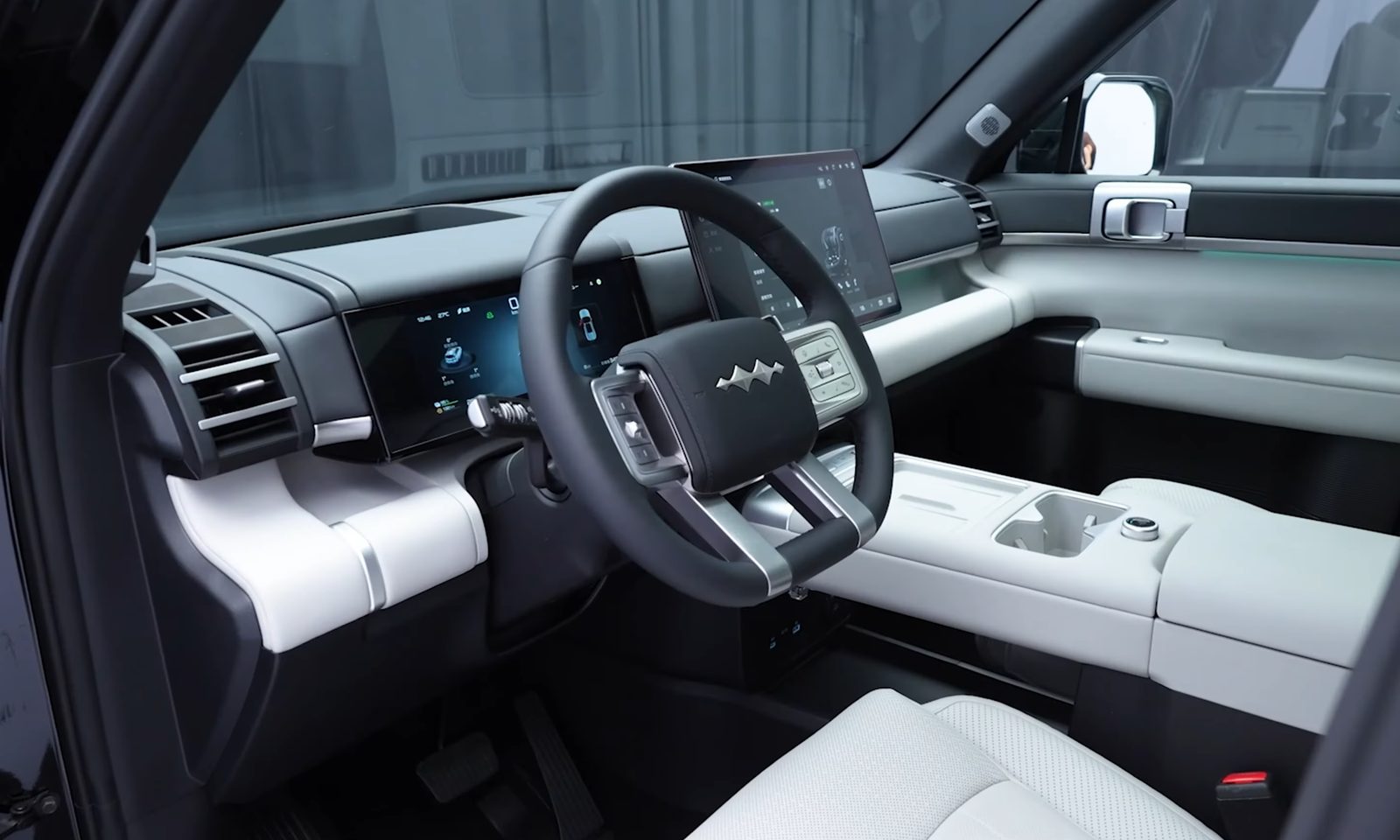 BYD FangChengBao Tai 7 EV 2026 — главное фото модели, интерьер, передняя панель, рынок internal_mvp