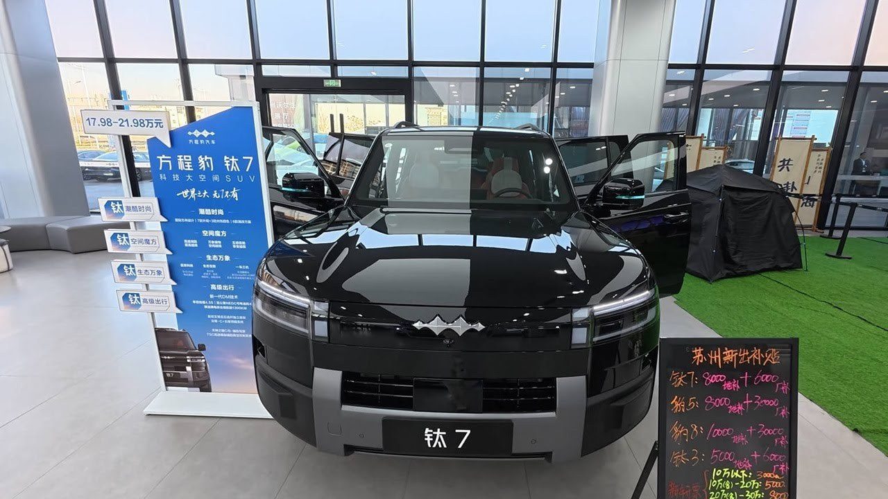 BYD FangChengBao Tai 7 PHEV 2025 — экстерьер, вид спереди 3/4