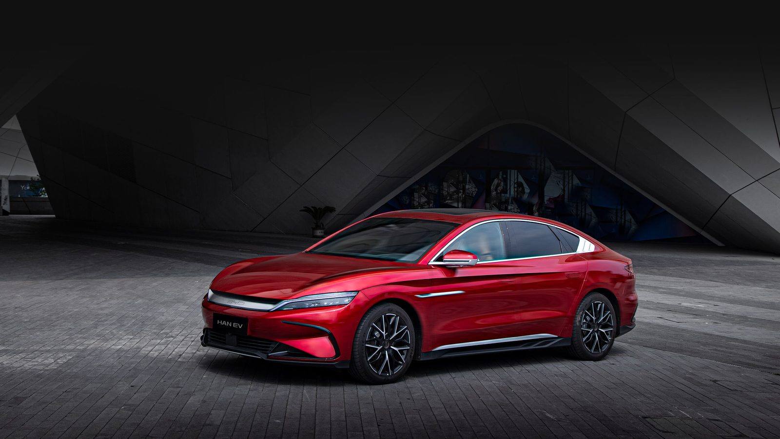 BYD Han EV 2025 — экстерьер, вид спереди 3/4, рынок Kuwait