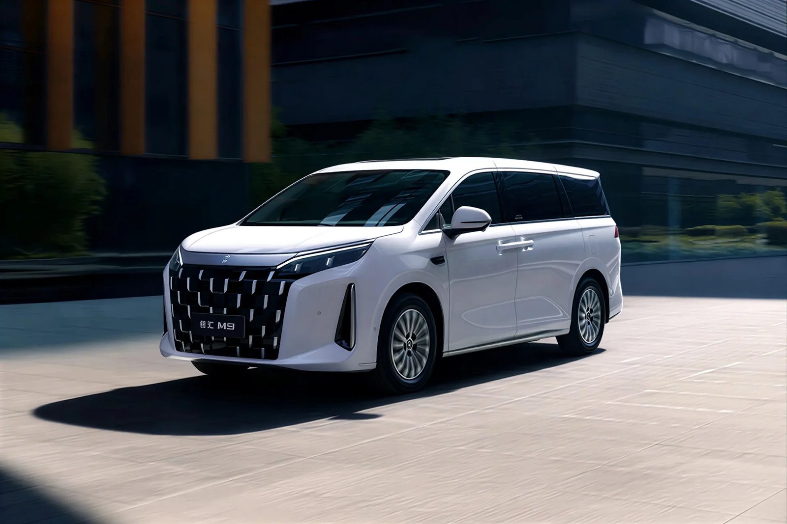BYD Linghui M9 2026 — главное фото модели, экстерьер, вид спереди 3/4