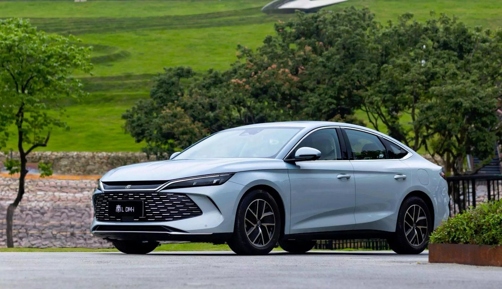 BYD Qin L DM-i 2024 — главное фото модели, экстерьер, front 3q outdoor, рынок china/reference