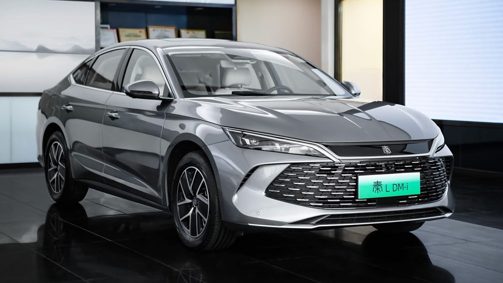 BYD Qin L DM-i 2024 — экстерьер, front 3q dealer, рынок china/reference