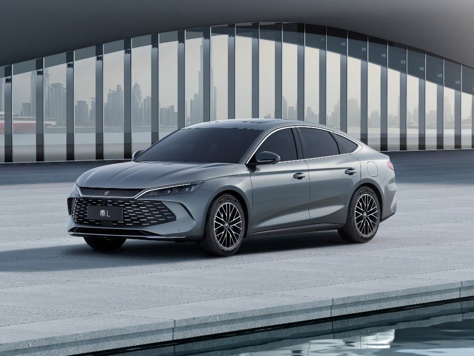 BYD Qin L DM-i 2024 — экстерьер, front 3q press, рынок china/reference