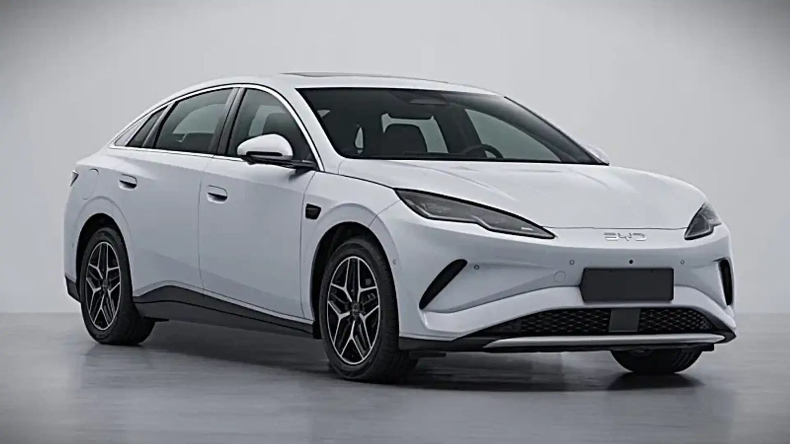 BYD Seal 08 2026 — главное фото модели, экстерьер, вид спереди 3/4, рынок internal_mvp