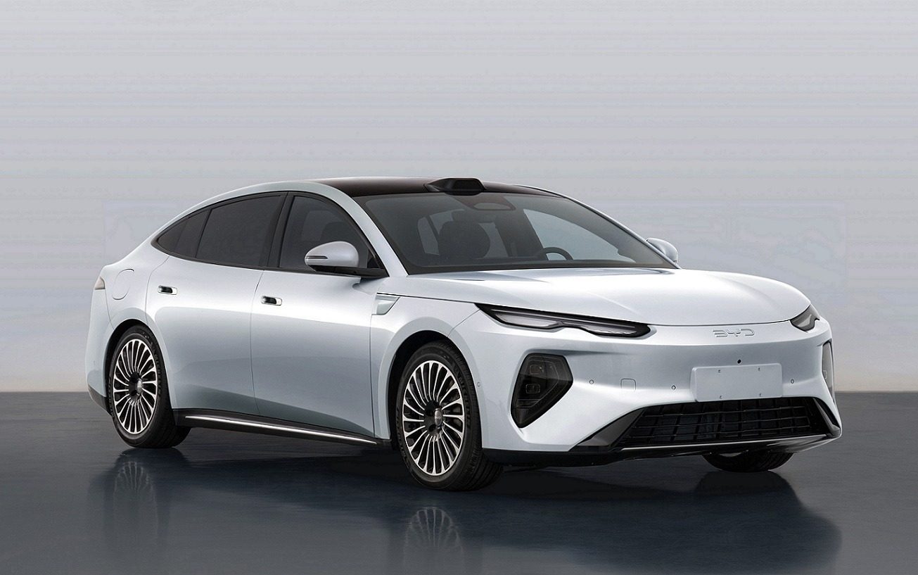 BYD Seal 08 2026 — экстерьер, front 3q studio
