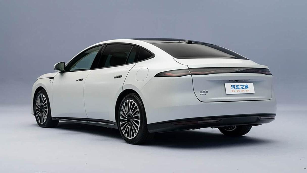 BYD Seal 08 2026 — экстерьер, rear 3q show floor