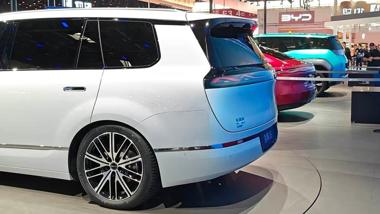 BYD Sealion 08 2026 — экстерьер, rear 3q open tailgate