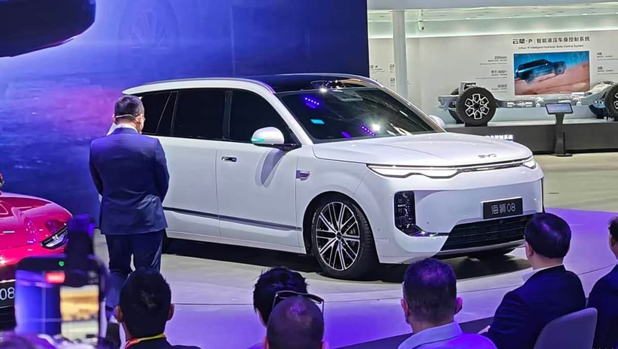 BYD Sealion 08 2026 — экстерьер, front 3q show floor