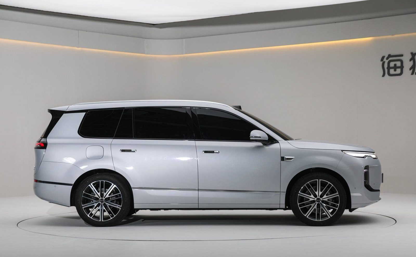 BYD Sealion 08 2026 — экстерьер, side studio