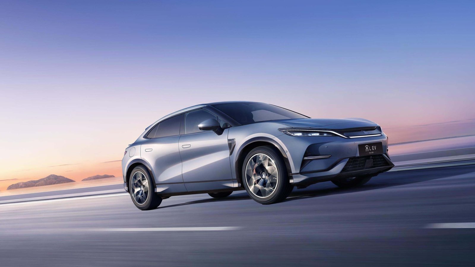 BYD Song L EV 2023 — главное фото модели, экстерьер, front 3q road, рынок China