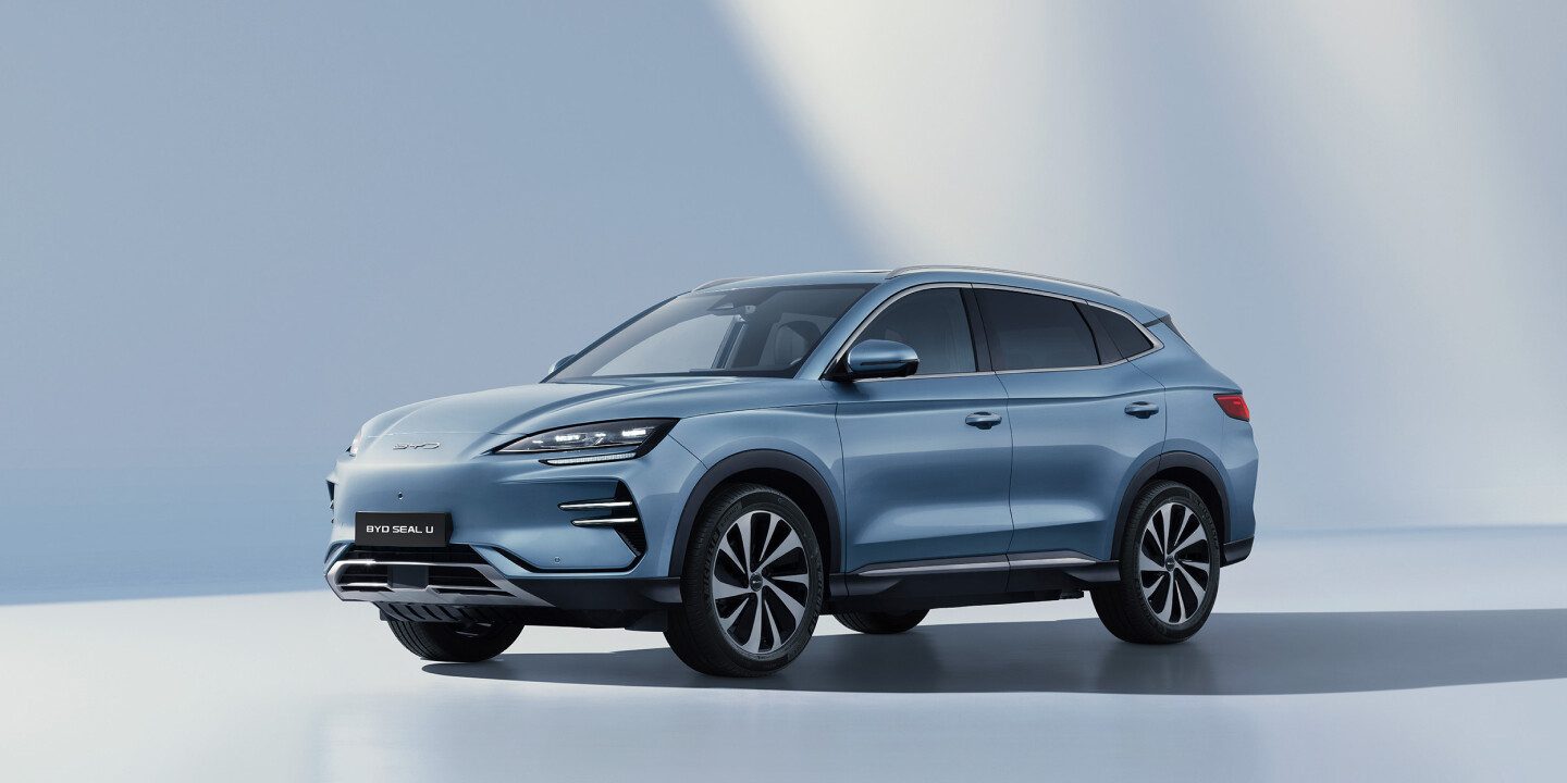 BYD Song Plus EV 2025 — главное фото модели, экстерьер, вид спереди 3/4, рынок Europe/export