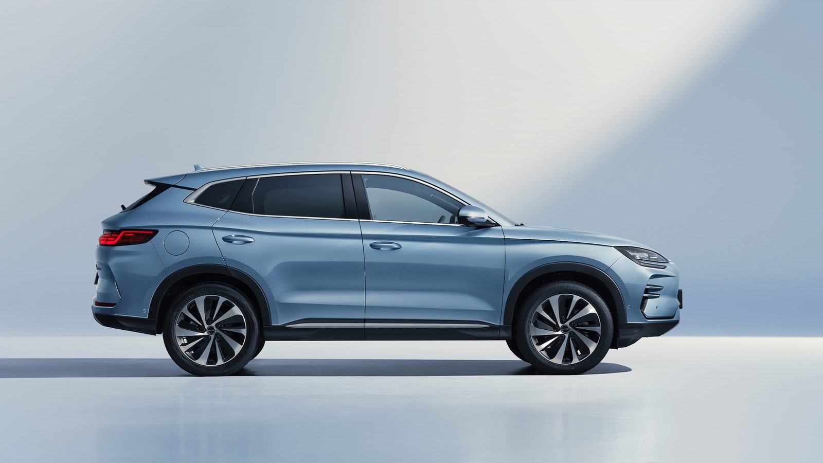 BYD Song Plus EV 2025 — экстерьер, вид сбоку, рынок export/regional