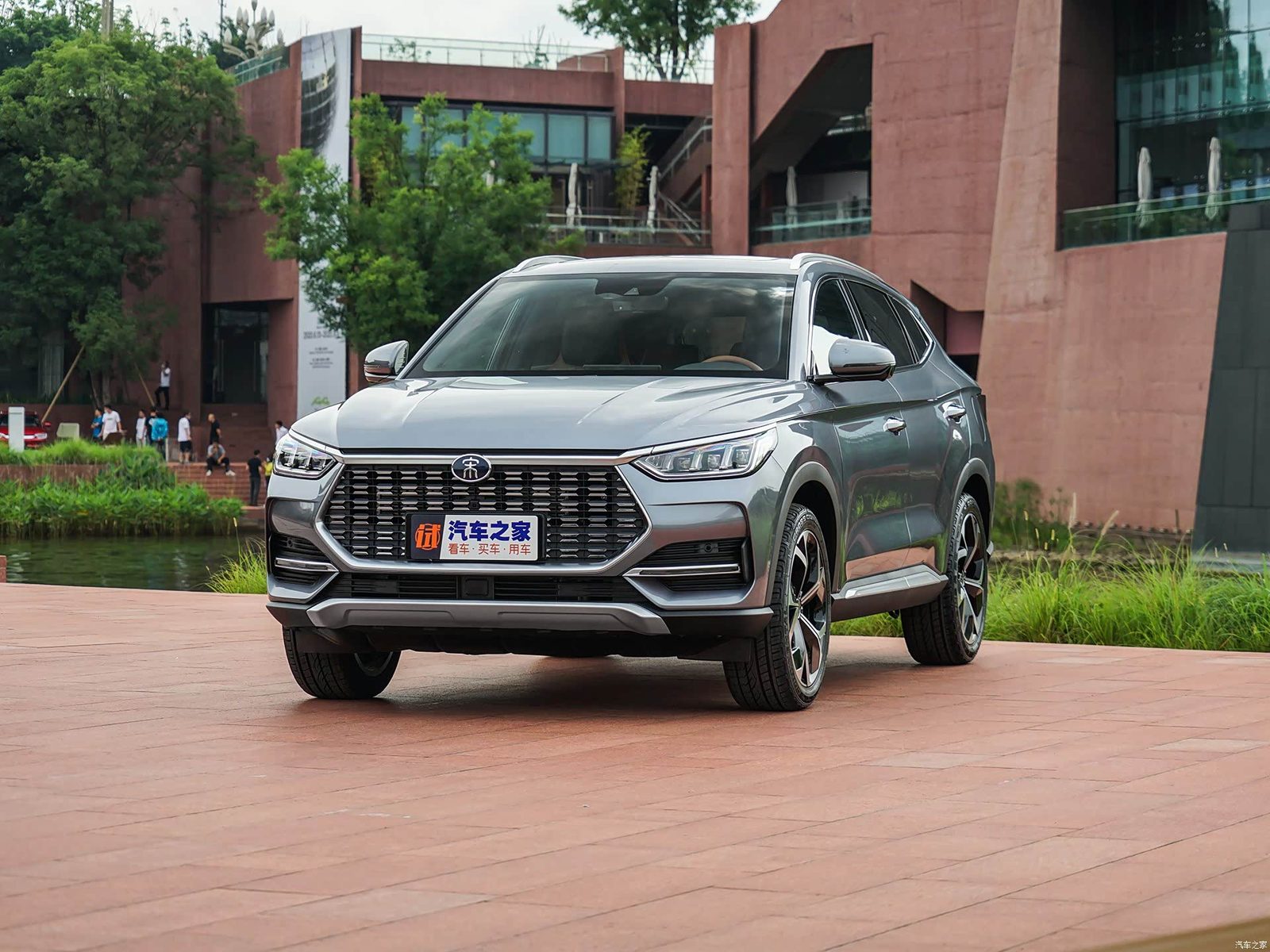 BYD Song Pro / Song Plus Early Legacy Reference 2019 — экстерьер, alternate color front 3q, рынок China archive exact-specification reference