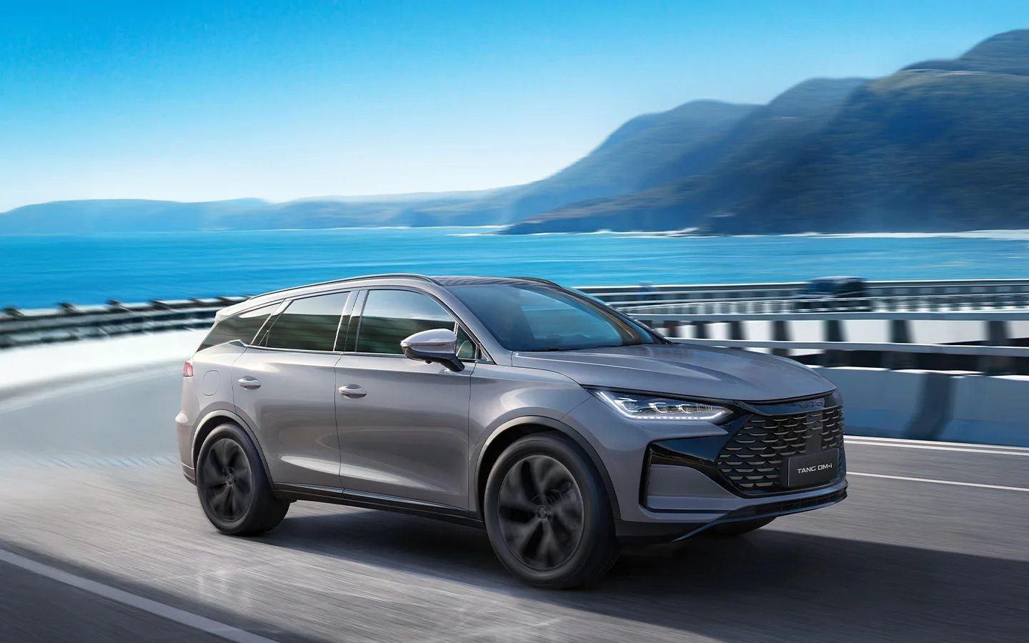 BYD Tang DM-i 2026 — главное фото модели, экстерьер, front 3q driving, рынок Philippines / China export visual reference