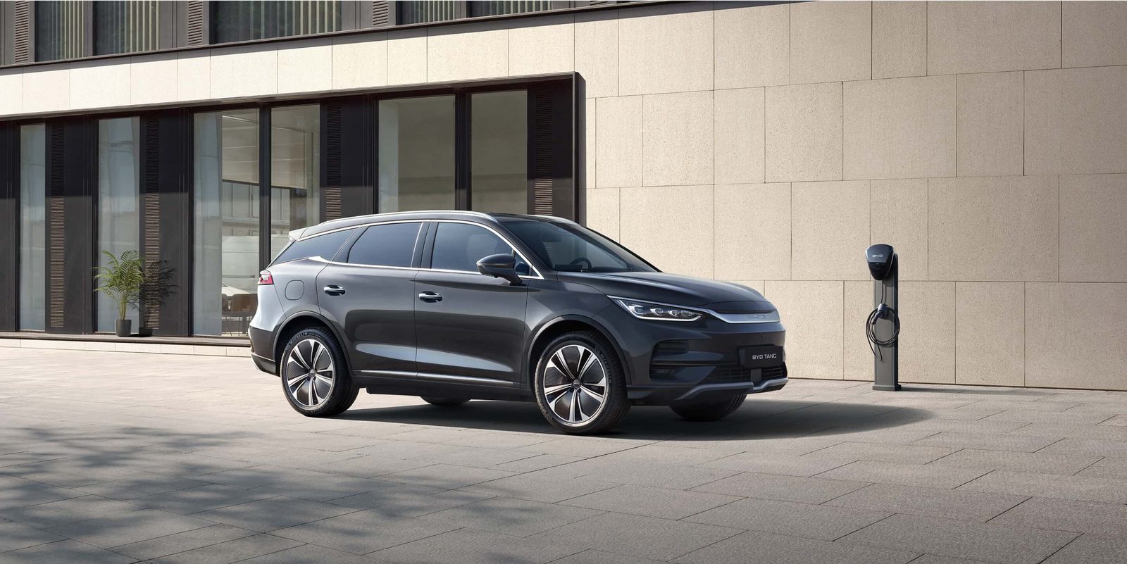 BYD Tang EV 2024 — экстерьер, front 3q charging, рынок Europe / China export visual reference
