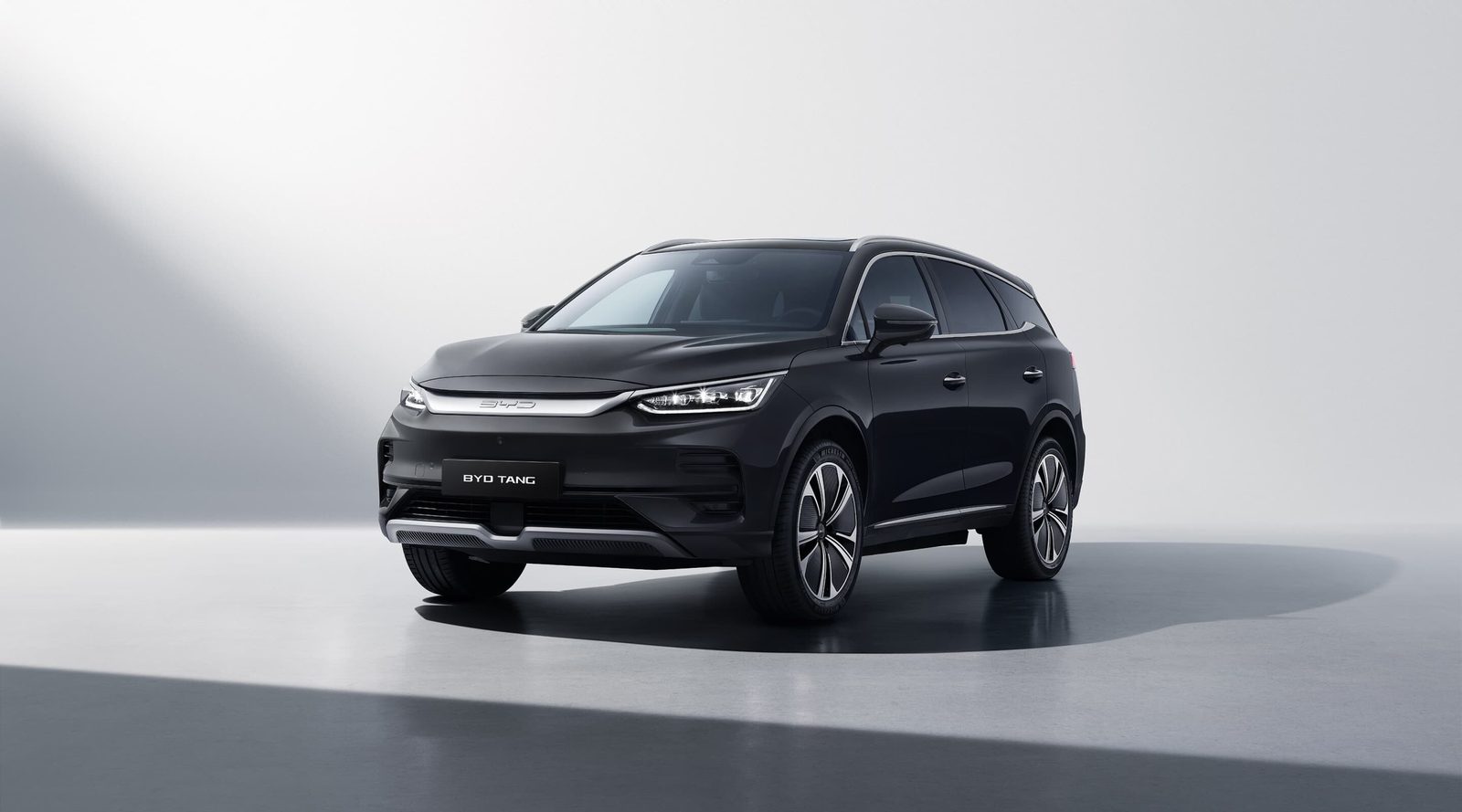 BYD Tang EV 2024 — экстерьер, вид спереди 3/4, рынок Europe / China export visual reference