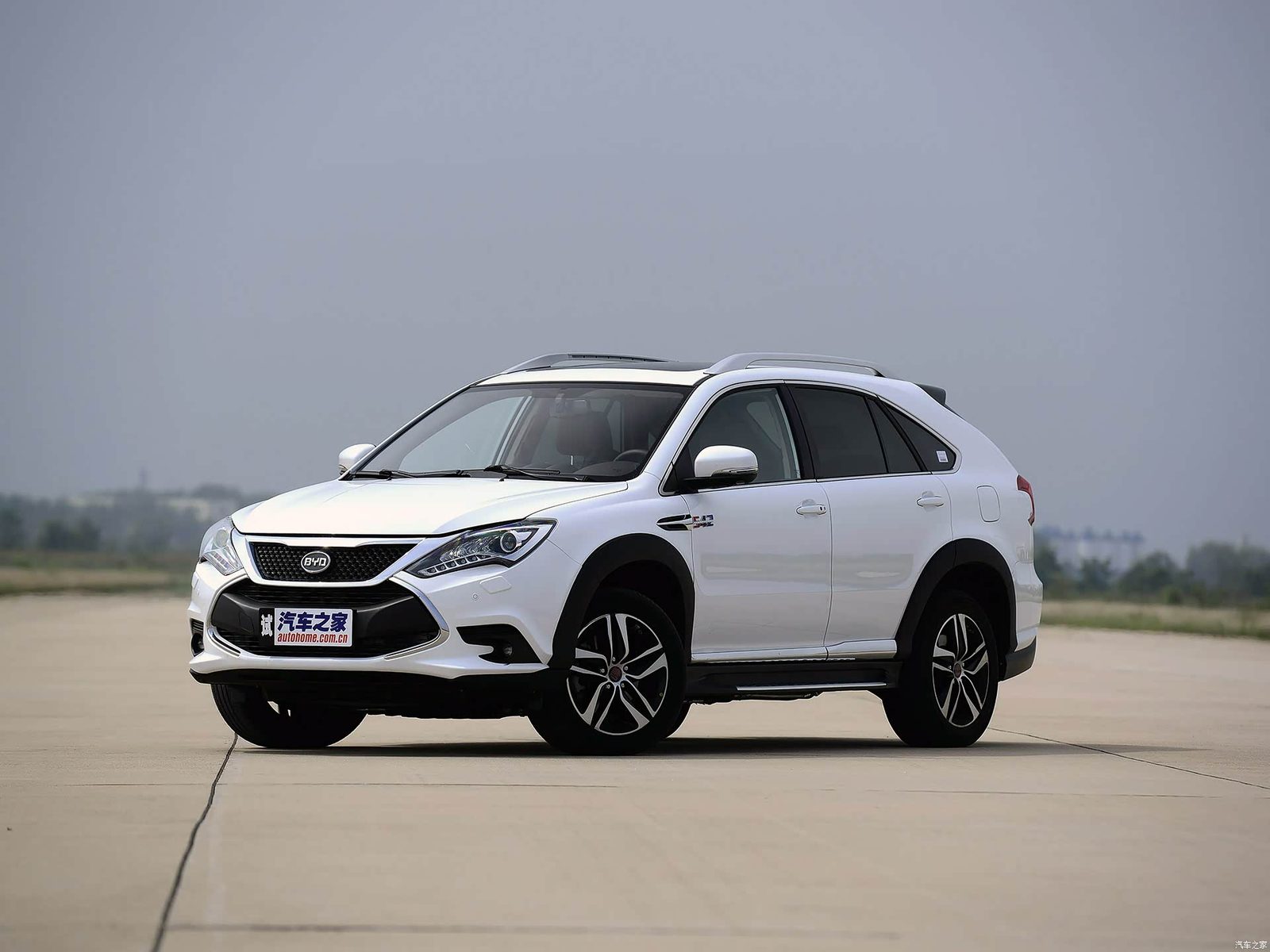 BYD Tang First Generation DM Reference 2015 — экстерьер, вид спереди 3/4, рынок china
