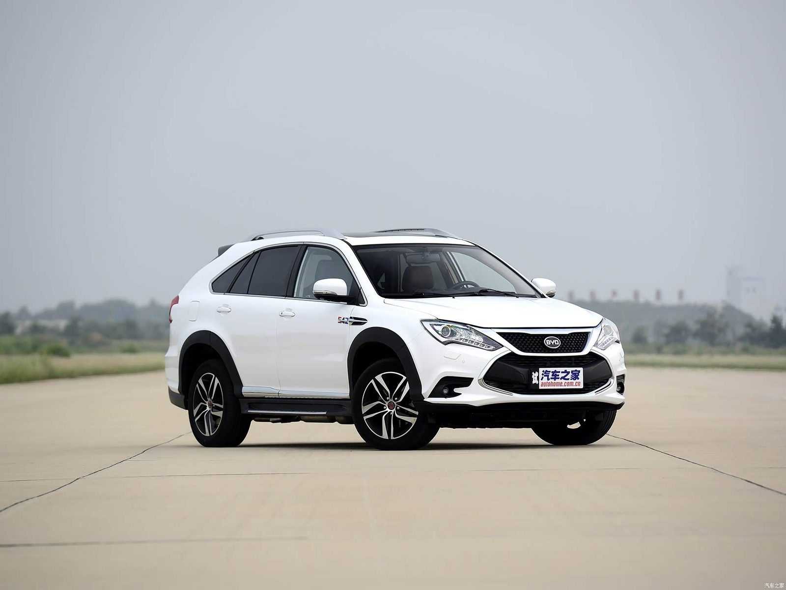 BYD Tang First Generation DM Reference 2015 — экстерьер, вид спереди 3/4, рынок china