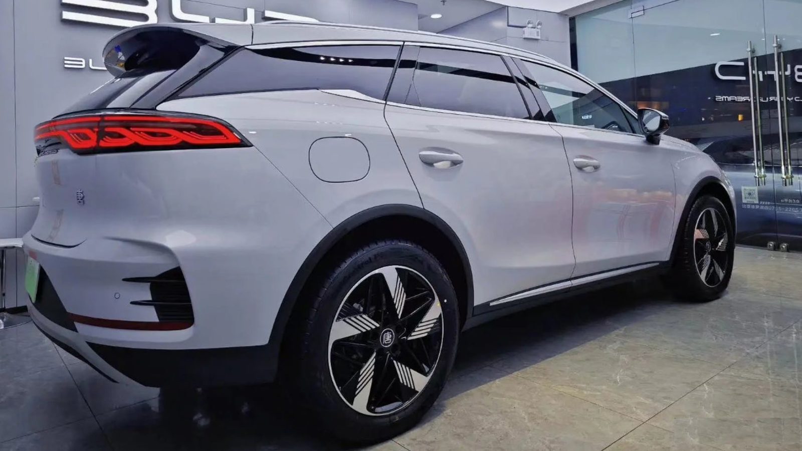 BYD Tang First Generation DM Reference 2015 — главное фото модели, экстерьер, вид спереди 3/4
