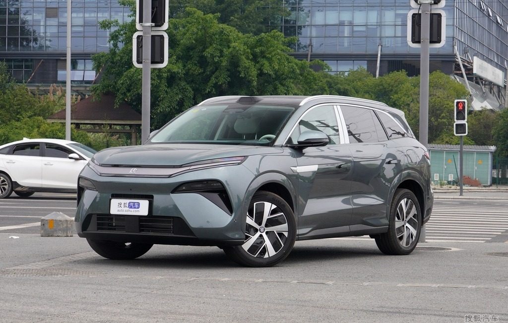 BYD Tang L DM-i / DM-p 2025 — экстерьер, вид спереди 3/4, рынок China / import visual reference