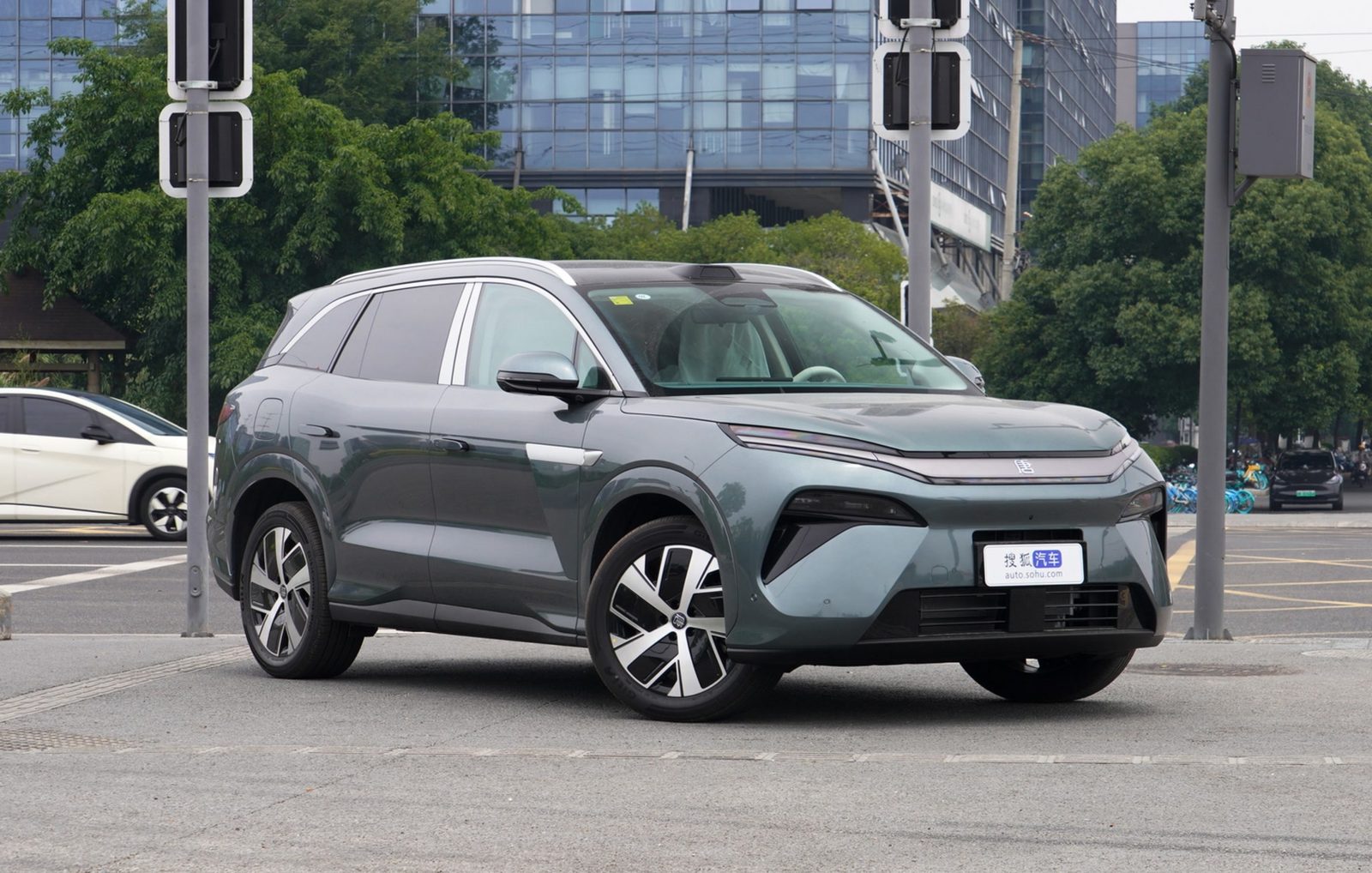 BYD Tang L DM-i / DM-p 2025 — экстерьер, вид спереди 3/4, рынок China / import visual reference