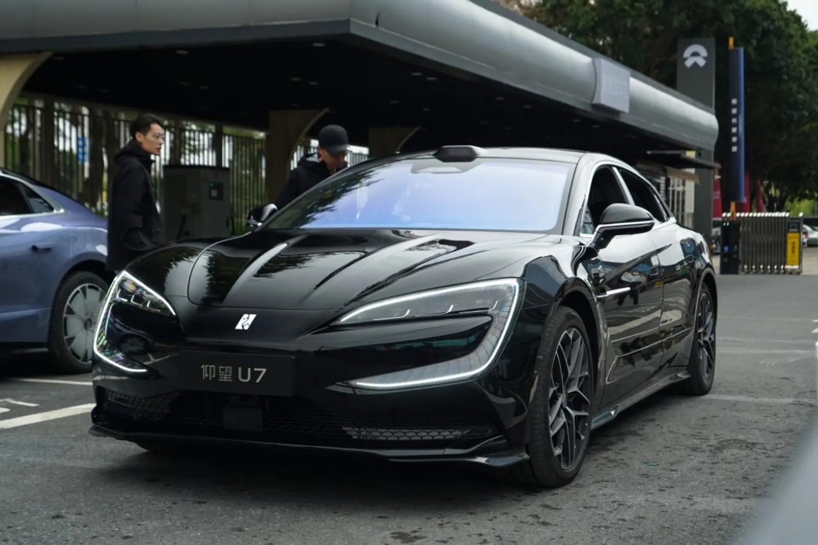 BYD Yangwang U7 PHEV 2025 — экстерьер, вид спереди 3/4, рынок internal_mvp