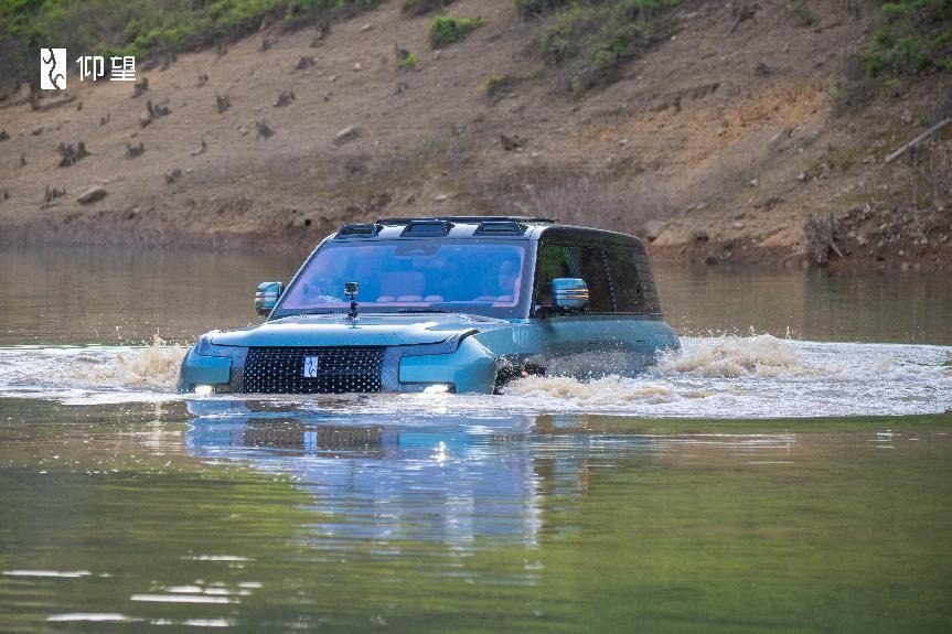 BYD Yangwang U8 2023 — экстерьер, вид спереди 3/4, рынок internal_mvp