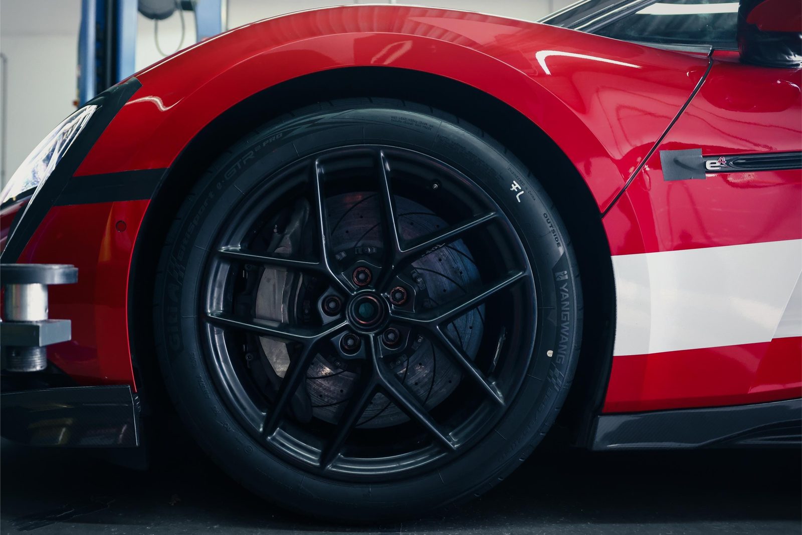 BYD Yangwang U9 Xtreme 2026 — экстерьер, wheel detail, рынок global_reference