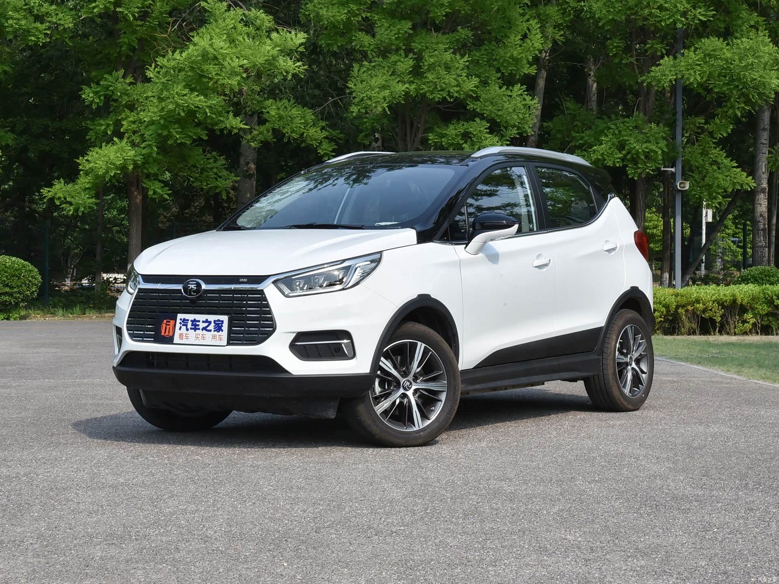 BYD Yuan First Generation Legacy Reference 2016 — главное фото модели, экстерьер, вид спереди 3/4, рынок China archive exact-specification reference