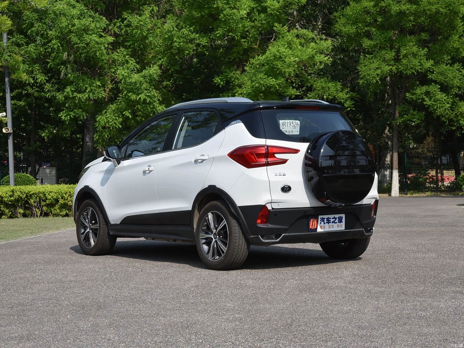 BYD Yuan First Generation Legacy Reference 2016 — экстерьер, вид сзади 3/4, рынок China archive exact-specification reference
