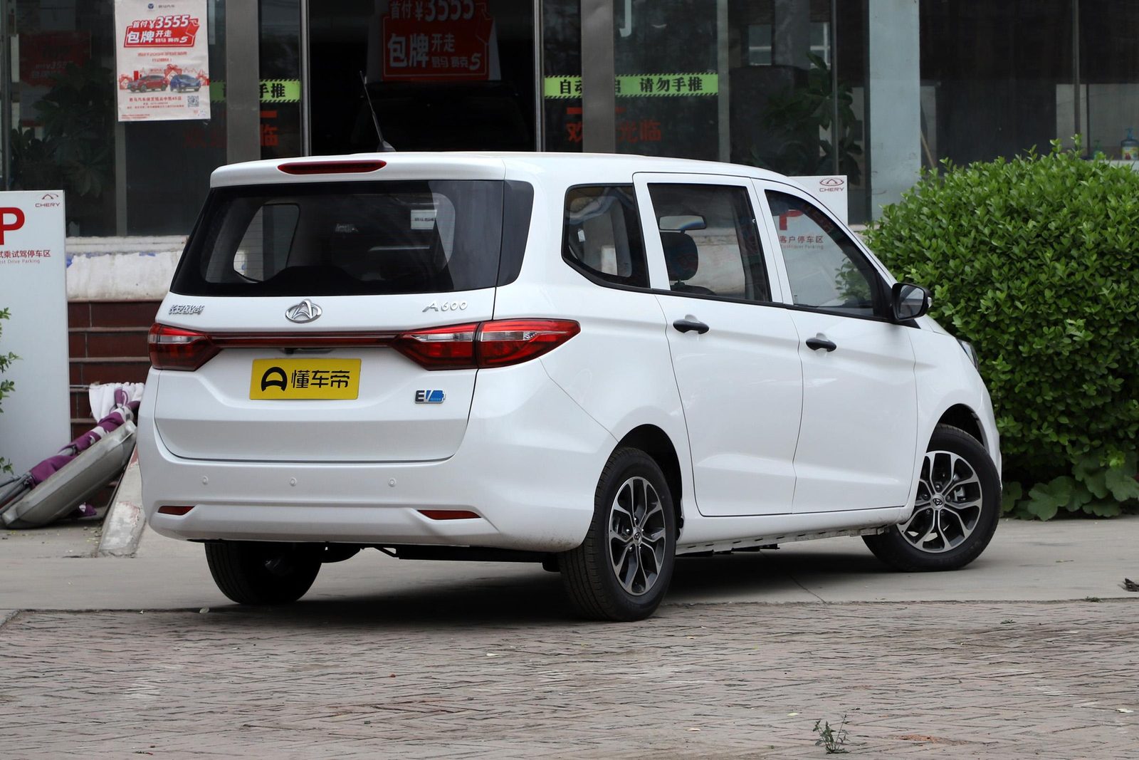 Changan Auchan A600 EV / Changxing EV 2019 — экстерьер, вид сзади 3/4