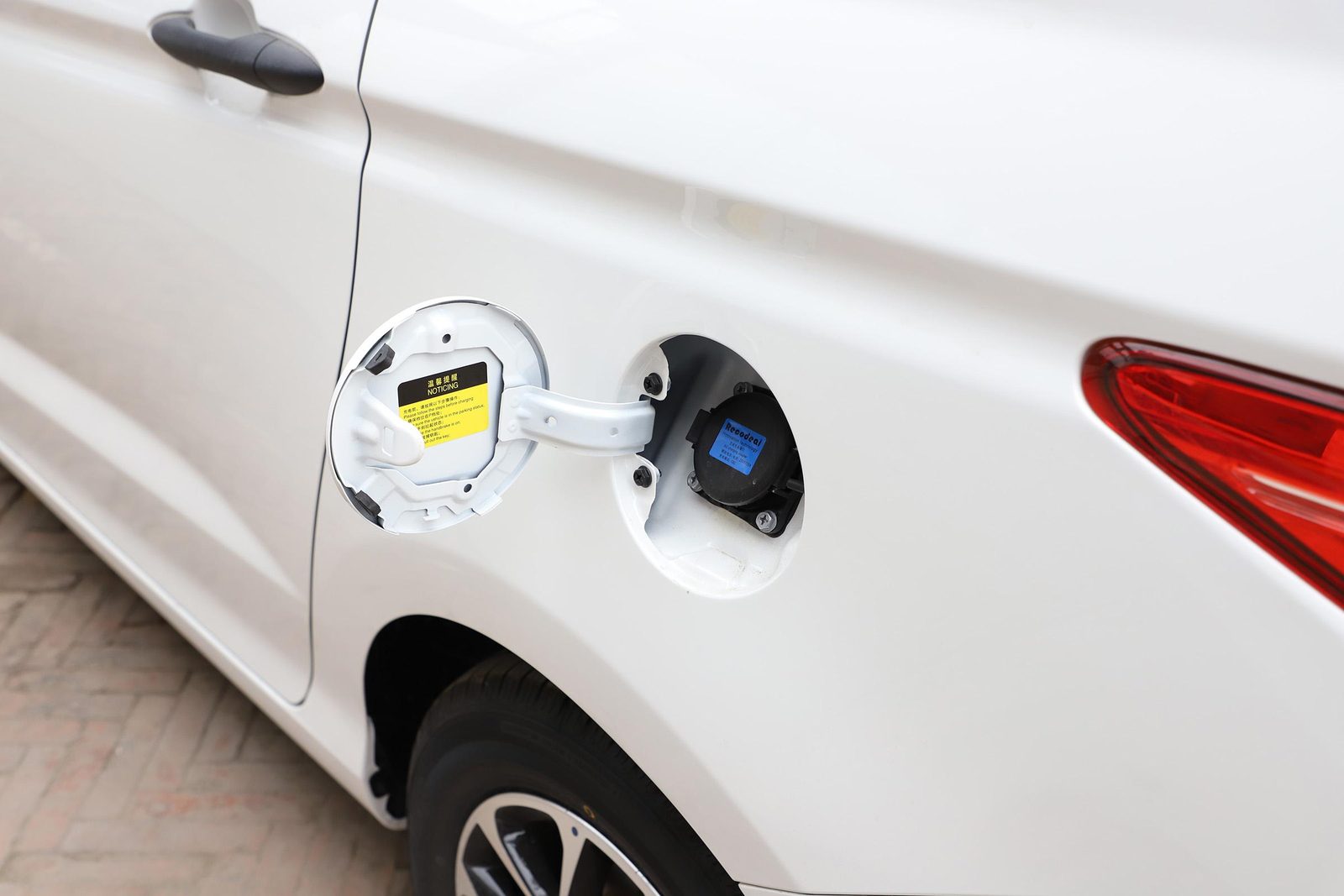 Changan Auchan A600 EV / Changxing EV 2019 — экстерьер, зарядный порт