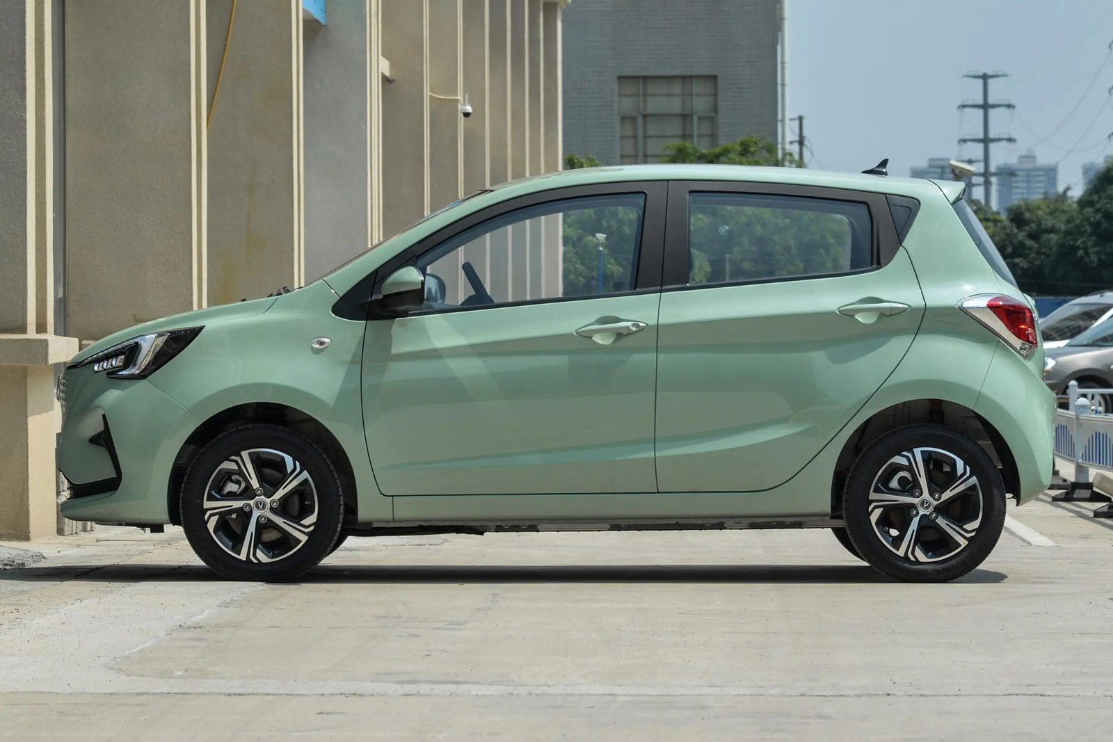 Changan Benben E-Star 2021 — экстерьер, вид сбоку