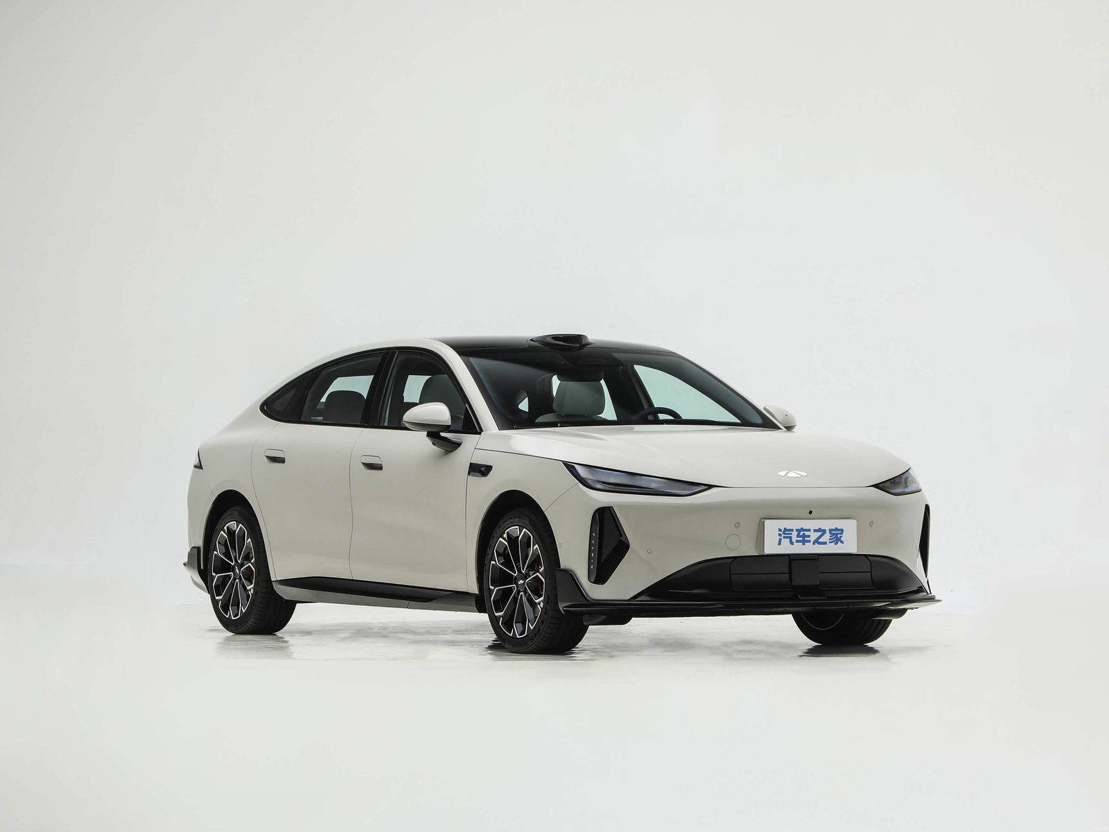 Chery Group Fulwin A9 BEV 2026 — экстерьер, вид спереди 3/4, рынок china