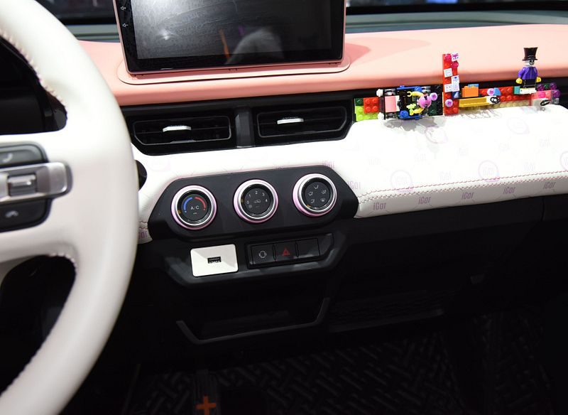 Chery Group QQ Ice Cream 2026 — интерьер, dashboard center stack, рынок internal_mvp