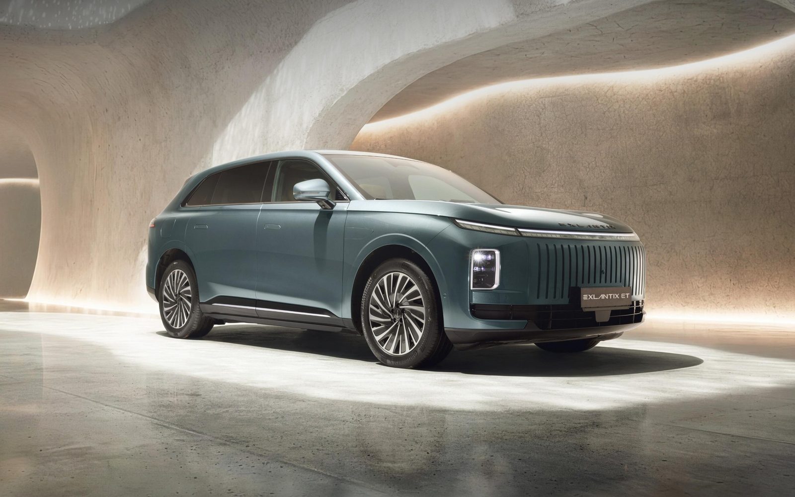 Chery Group ESTEO Exlantix ET8 2026 — экстерьер, front three quarter studio, рынок Russia announced/watchlist