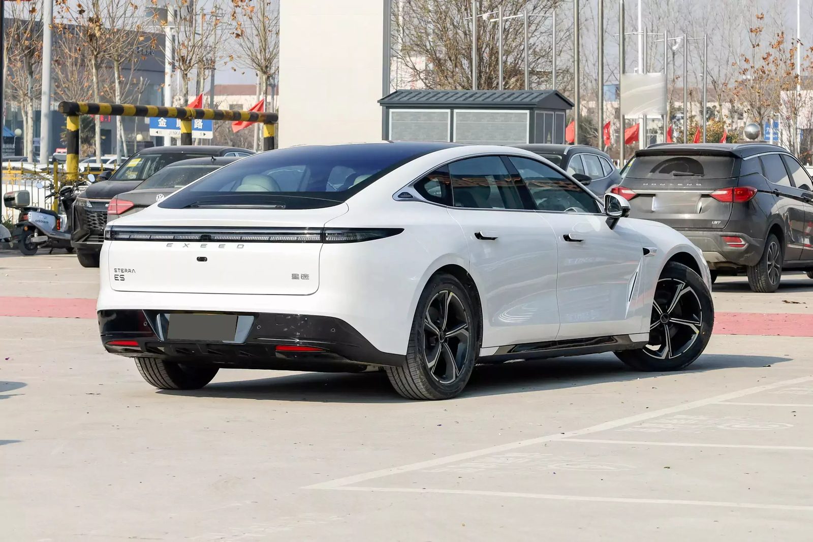 Chery Group Exeed Exlantix ES / Sterra ES EREV 2023 — экстерьер, вид сзади 3/4, рынок China model-line reference