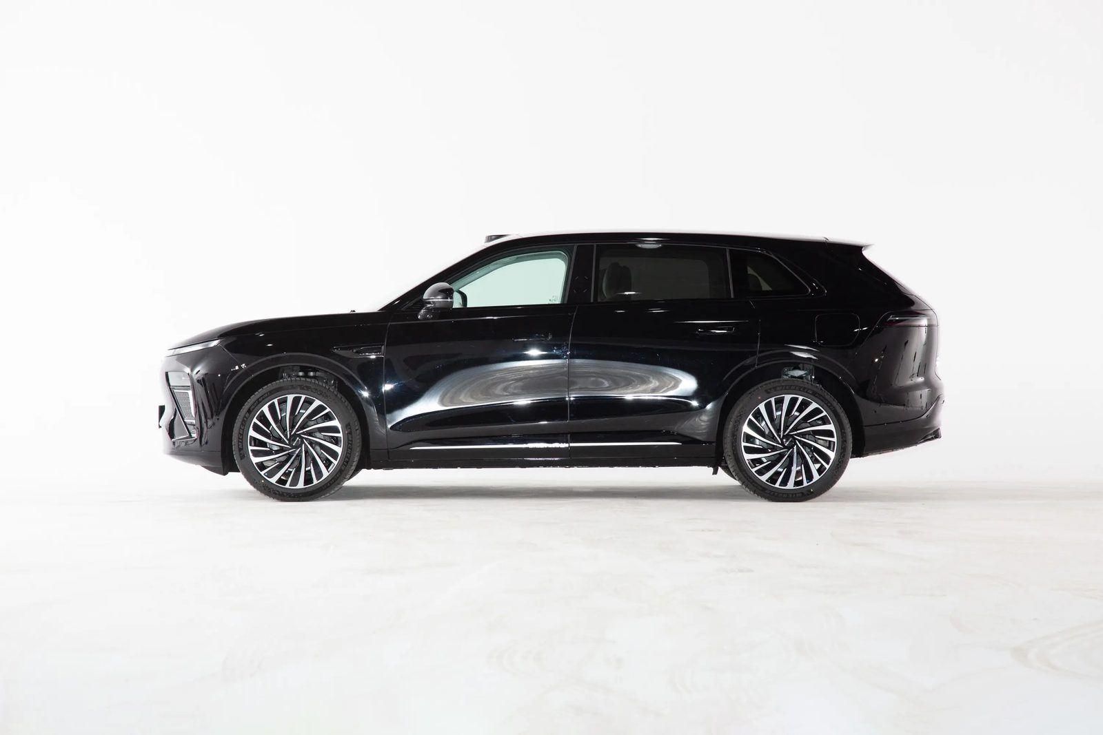 Chery Group Exeed Exlantix ET / Sterra ET EV 2025 — экстерьер, side profile black, рынок Exeed Exlantix ET / Sterra ET model-family reference