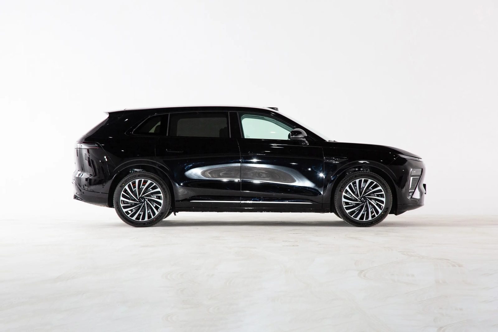 Chery Group Exeed Exlantix ET / Sterra ET EV 2025 — экстерьер, side profile black alt, рынок Exeed Exlantix ET / Sterra ET model-family reference