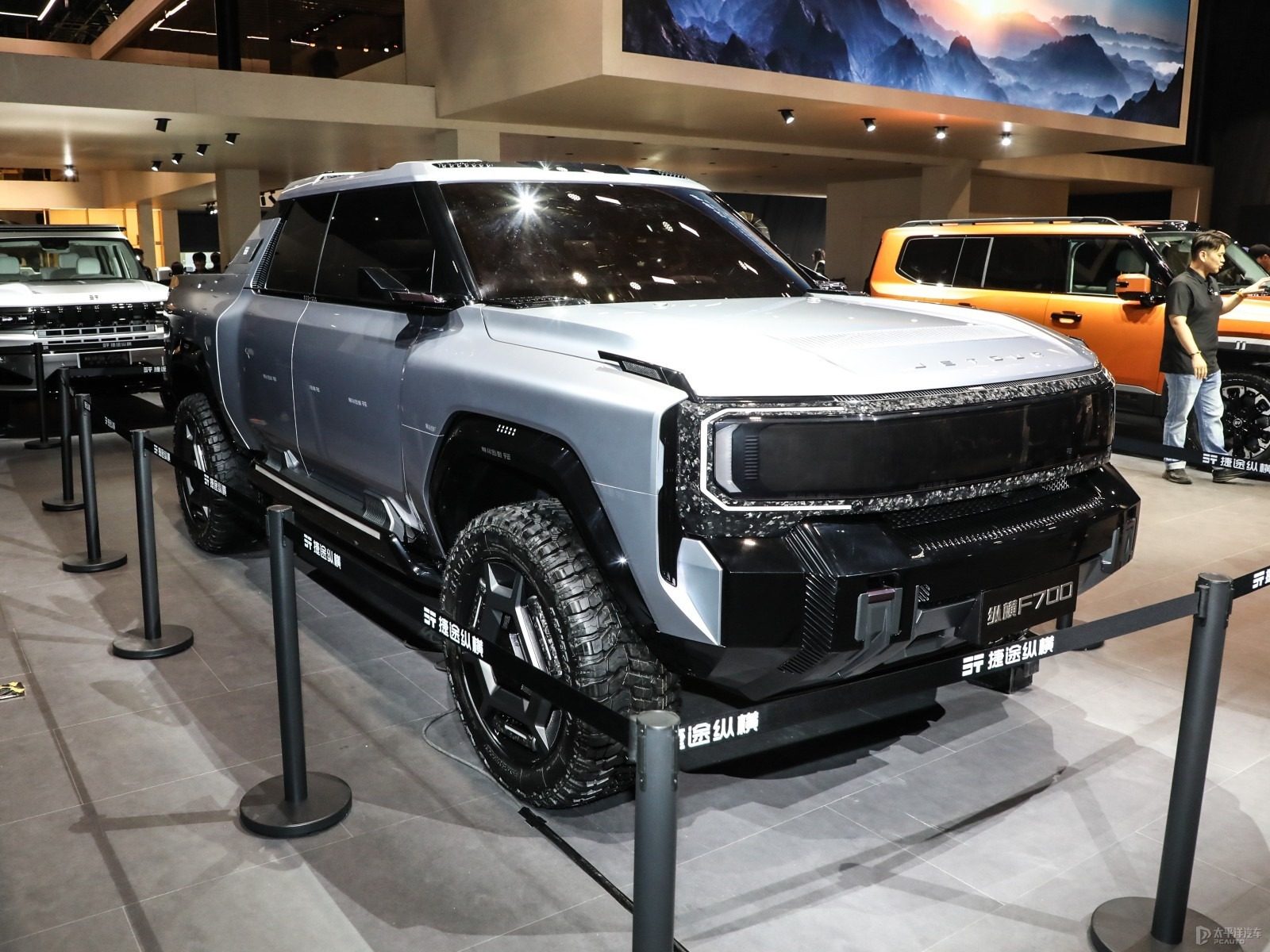 Chery Group Jetour Zongheng F700 PHEV 2026 — экстерьер, front three quarter alt show floor, рынок China announced/reference