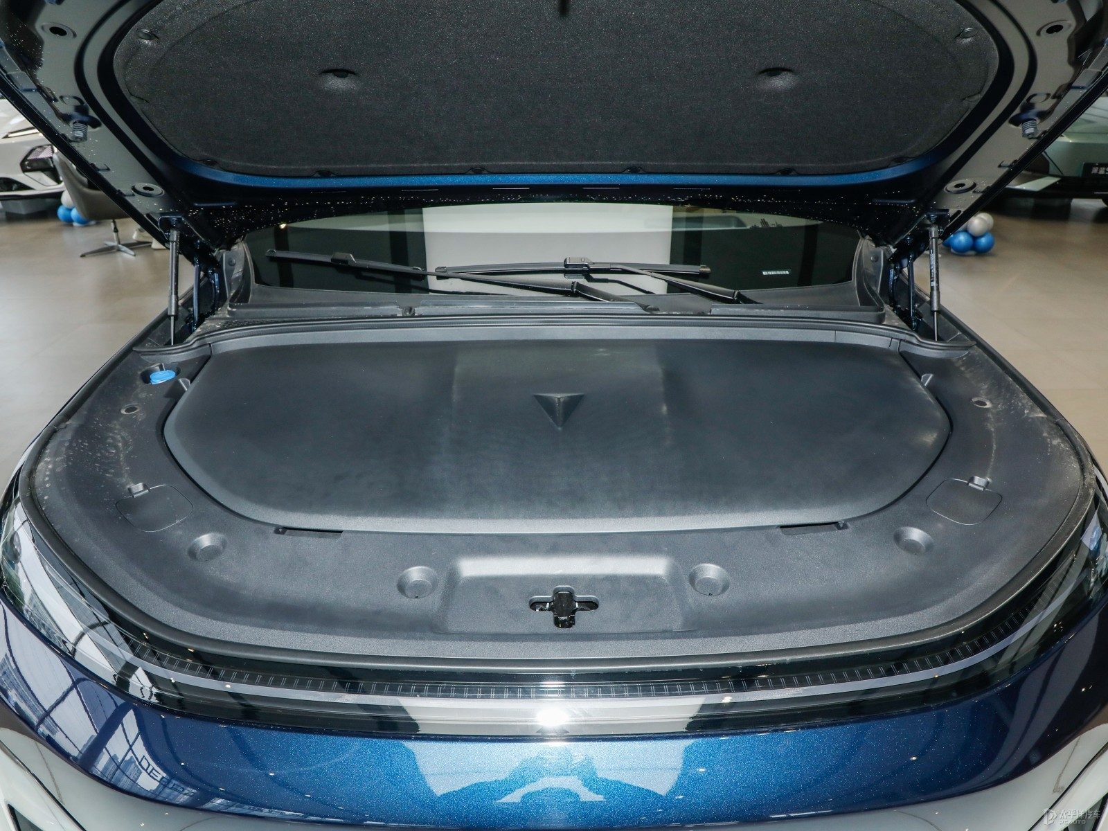Deepal S09 EREV 2025 — экстерьер, front trunk open