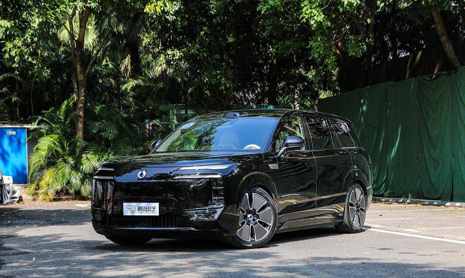 Denza N8L 2025 — экстерьер, front 3q road, рынок internal_mvp
