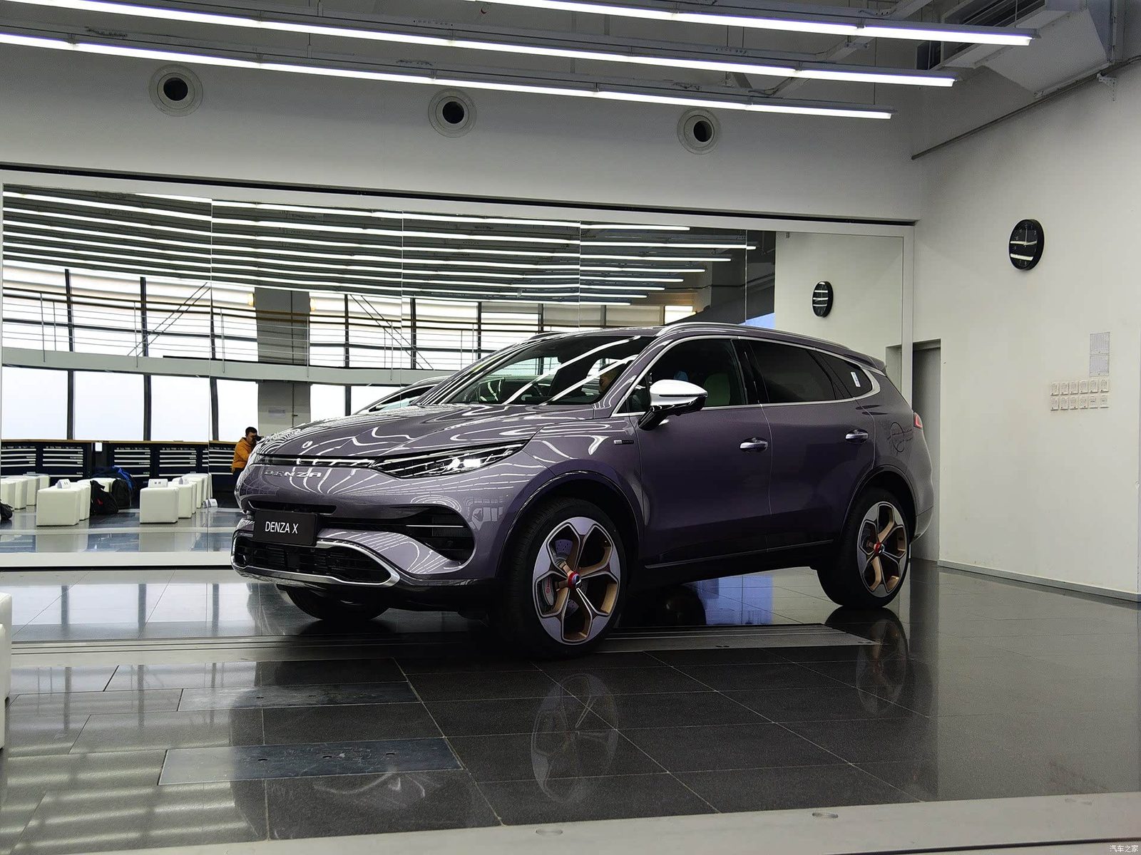Denza X 2020 — экстерьер, вид сзади 3/4, рынок china