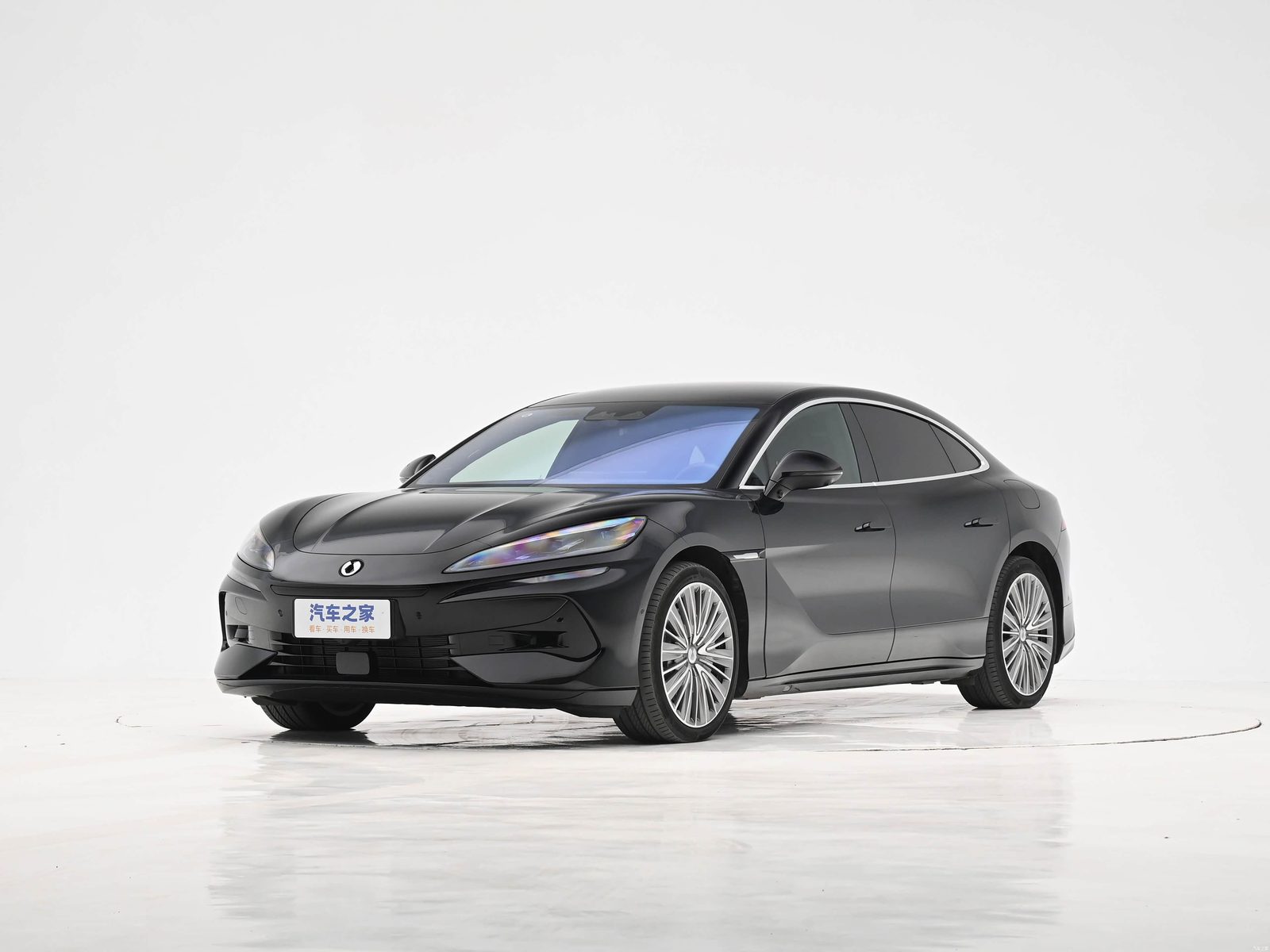 Denza Z9 PHEV 2024 — главное фото модели, экстерьер, вид спереди 3/4, рынок China